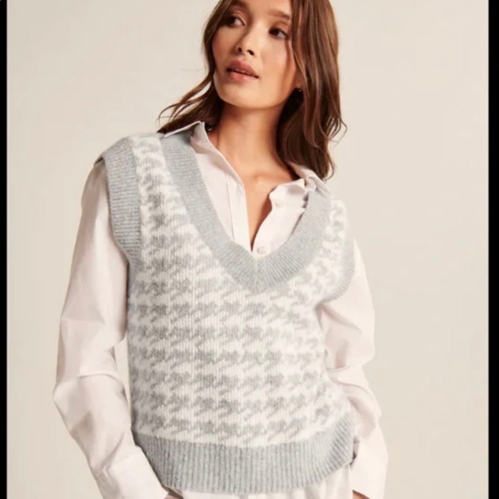 Abercrombie grey houndstooth v-neck cropped sweater